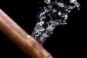 Emergency plumbing: burst pipe and water leaking